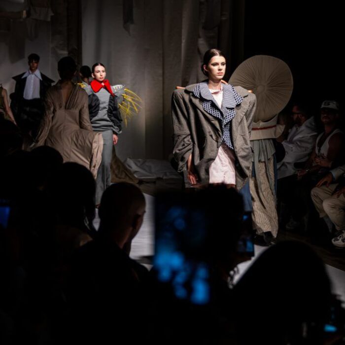 021-fashioninside-bg_700x700_crop_478b24840a